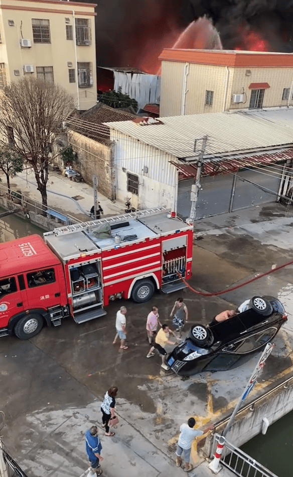 私家车占道挡住消防车被众人推翻，中山官方：将对车主追责