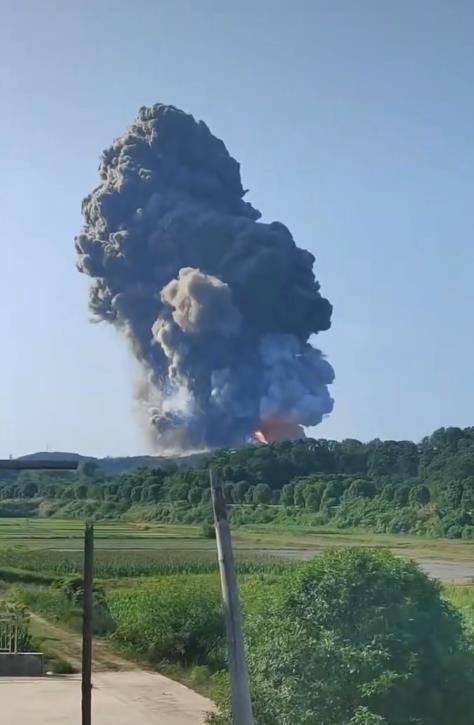 常德一花炮厂爆炸员工讲述逃生细节：趴在水沟躲避，仍被溅射的石头砸伤头部