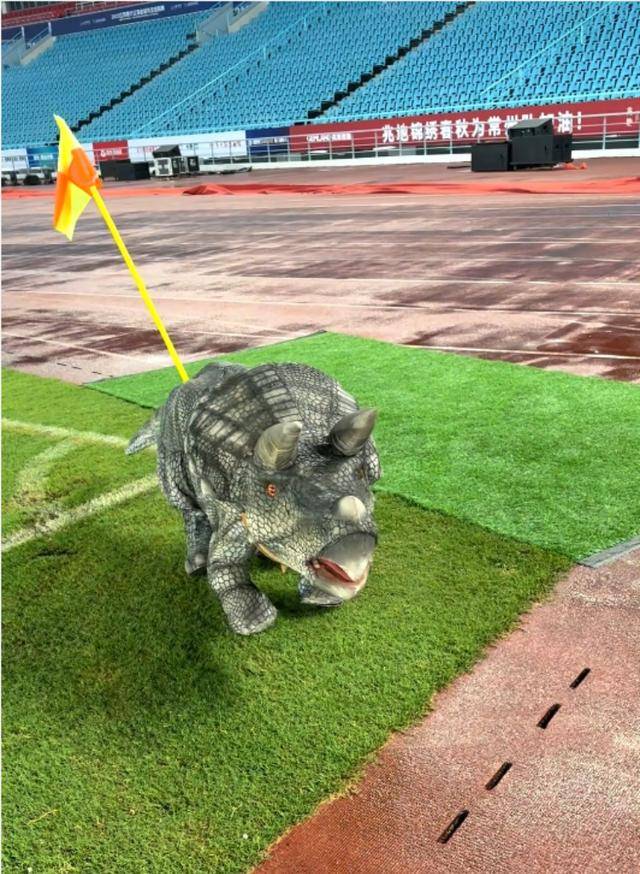 常州输球“小恐龙”被气晕抬走？恐龙园回应：系机械恐龙表演时故障