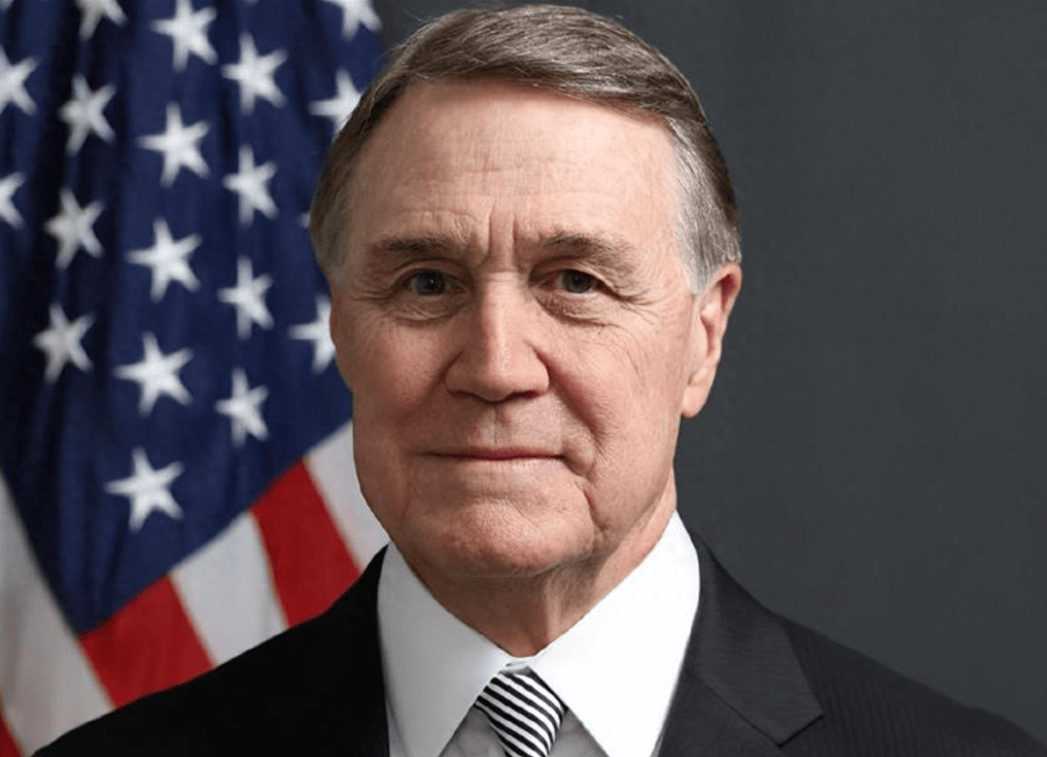 特朗普大将早已抵京，整整沉默一个月，体面投降，这个合作必须谈！