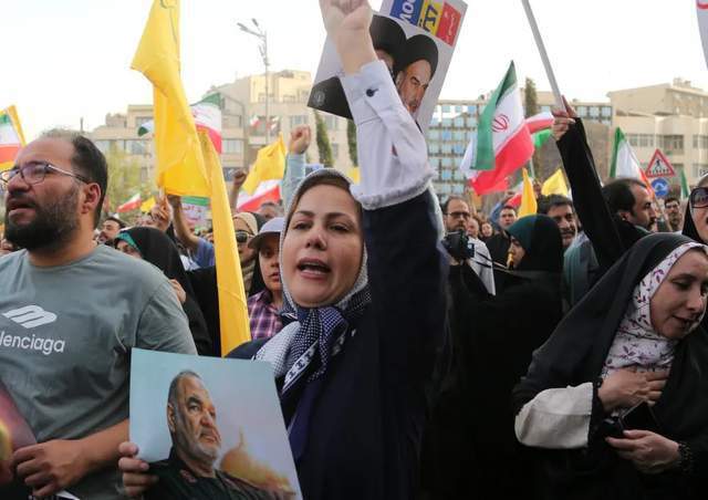 伊朗庆祝战胜以色列，数万民众挥舞国旗高呼，此前被传阵亡的高级军官现身