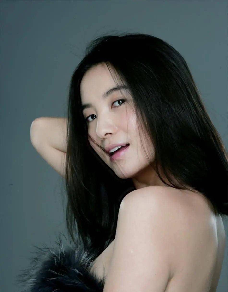 考古|宋佳被曝隐婚?男方曾导《白夜追凶》两人恋爱7年，情路坎坷的她终修得正果