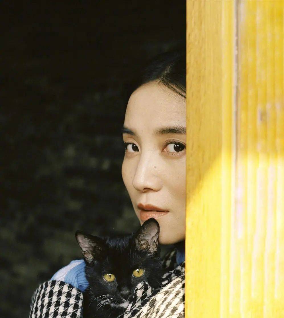 考古|宋佳被曝隐婚?男方曾导《白夜追凶》两人恋爱7年，情路坎坷的她终修得正果