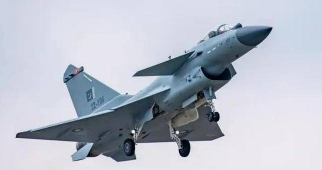 风头盖过歼20！歼10带着新战术亮相航展，美军未来几年都学不会