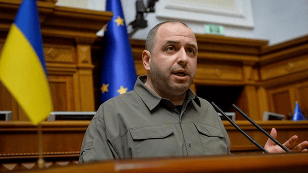 乌克兰彻底没救了！士兵前线艰苦作战，国防部长却贪污军费让妻儿在美国享受奢华生活