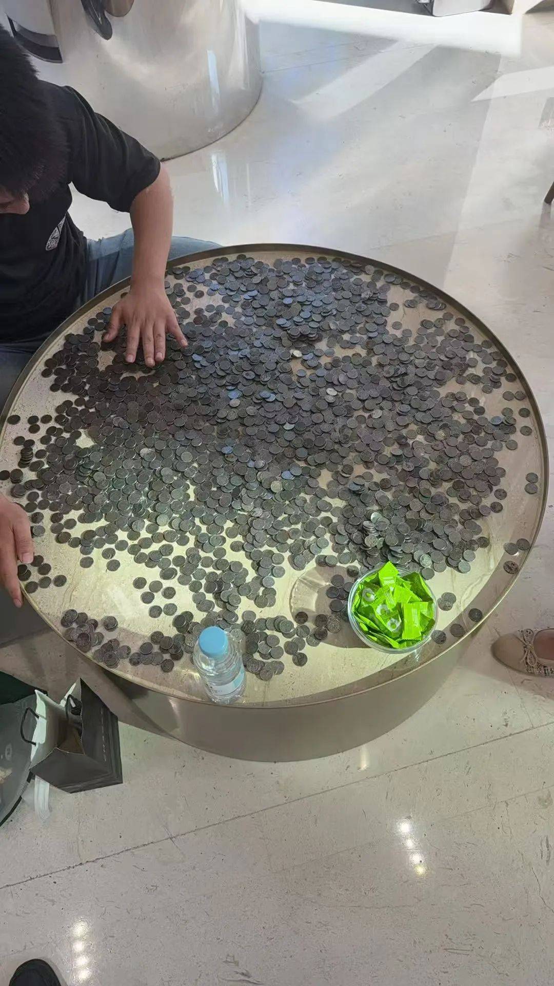 男子扛140多斤1角硬币兑换被拒，银行：客户无法说明来源！当事人发声