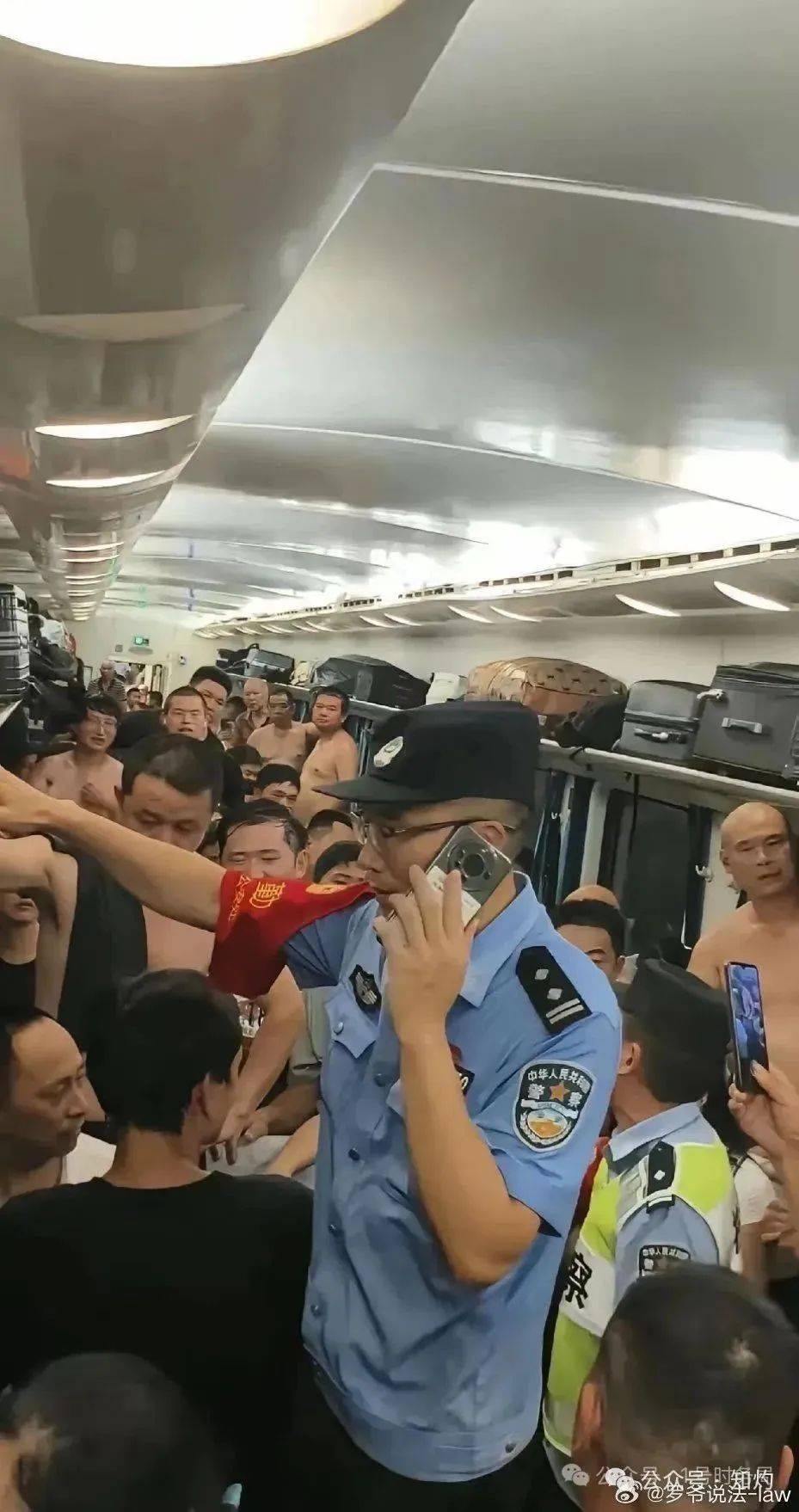 砸窗事件后，官方推出三篇文章：打倒破窗者……