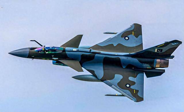 歼10CE凌空打爆阵风，法国、印度都来找中国算账？解放军不惯着