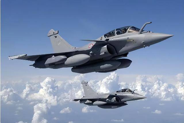 歼10CE凌空打爆阵风，法国、印度都来找中国算账？解放军不惯着