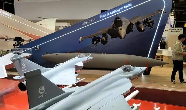 歼10CE凌空打爆阵风，法国、印度都来找中国算账？解放军不惯着