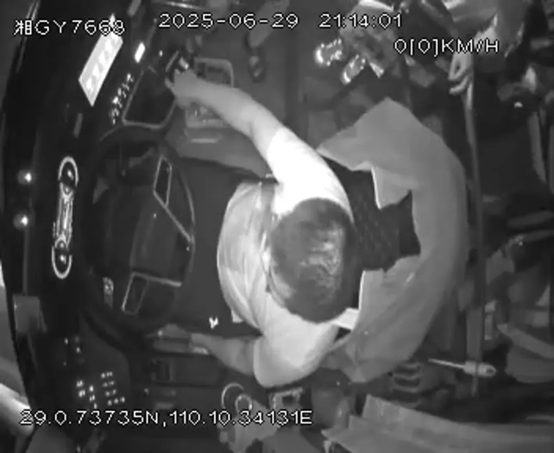 张家界司机高速上突发疾病，晕倒前尽全力熄火刹车救下整车韩国游客，自己不幸离世，年仅41岁，他是退役军人