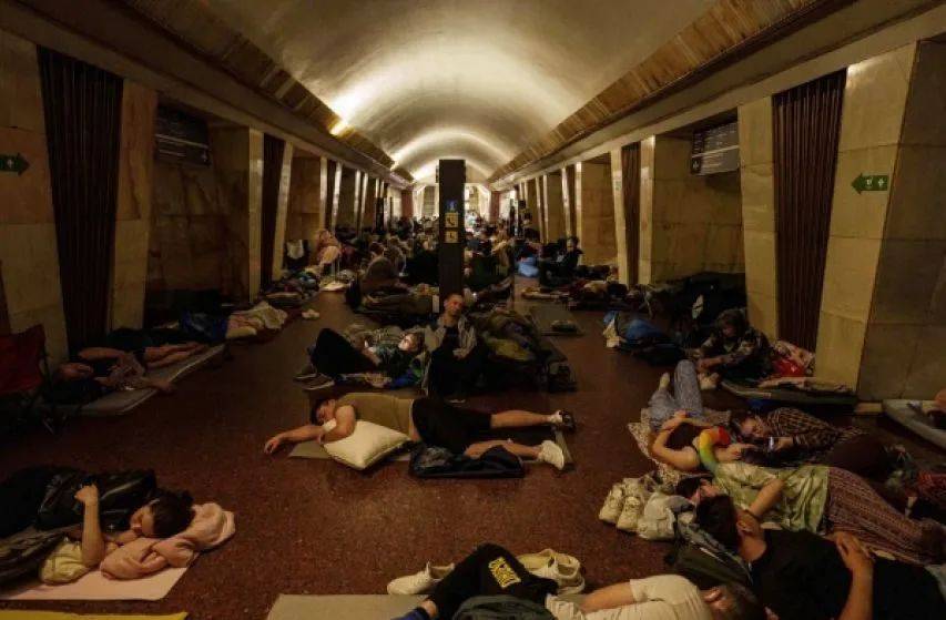 狂轰滥炸5小时，基辅传出巨大爆炸声！普京用行动警告北约：不退