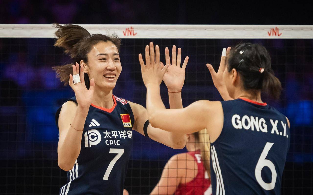 中国队3-2逆转美国队，女排世联赛分站赛收官，总决赛首场对波兰