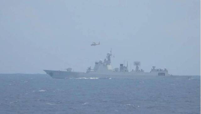 面对菲海警的驱逐，中国侦察船不语，舰载机起飞，直接4个字定性