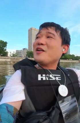 长沙男子突发奇想划船下班，25分钟车程划了3小时，当事人：手累腿麻，不会有下次