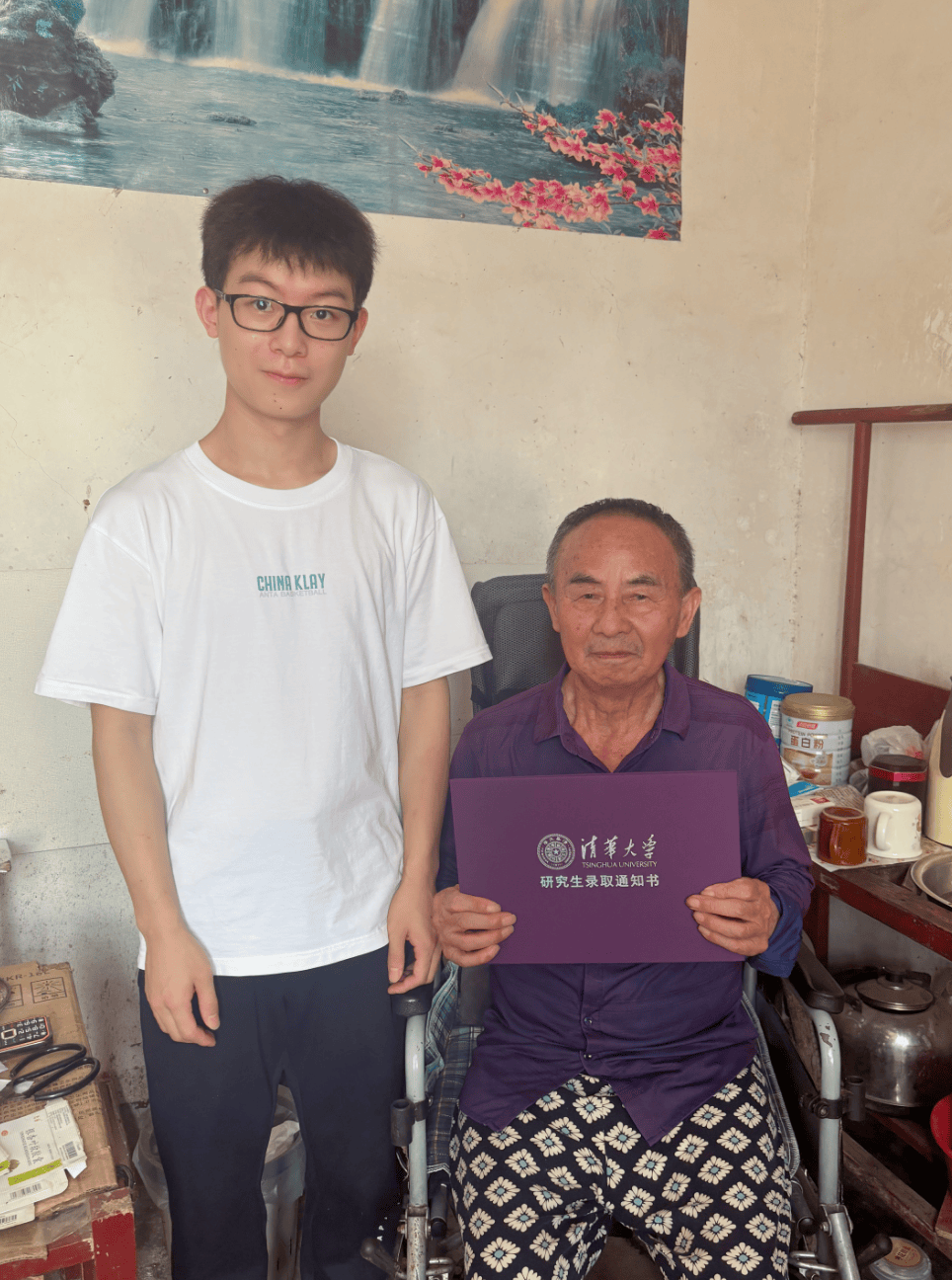 清华录取通知书到手，湖南小伙一路狂奔：只为把“拆封权”交给外公！