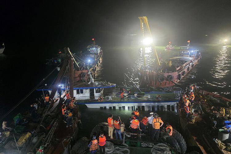 越南游船倾覆事故官方通报：游船实载49人 确认35人死亡4人失踪