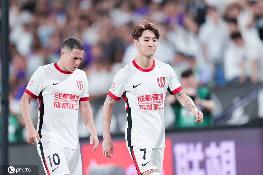 球迷辱骂韦世豪妻子！队友发声：有些看台连做人的底线都没了