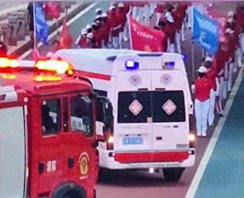 老年“暴走团”阻碍消防车救护车通行，当地派出所回应