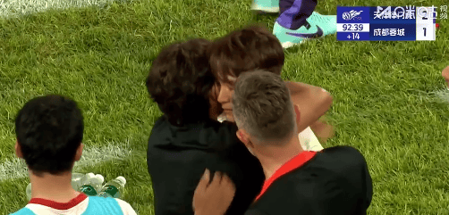 球迷用扩音器辱骂球员韦世豪及妻子，天津足协：涉案人员姜某某被行拘7天，责令禁止观赛