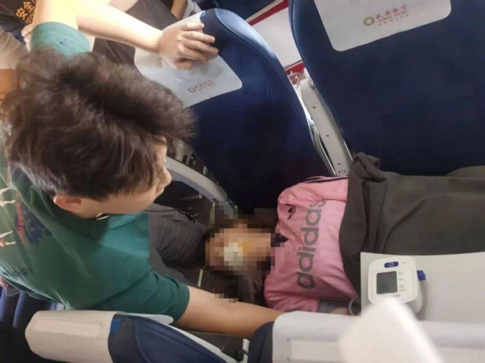 大二医学生飞机上救人被质疑“无执业资格”，当事人称已在急诊见习半年，律师解读