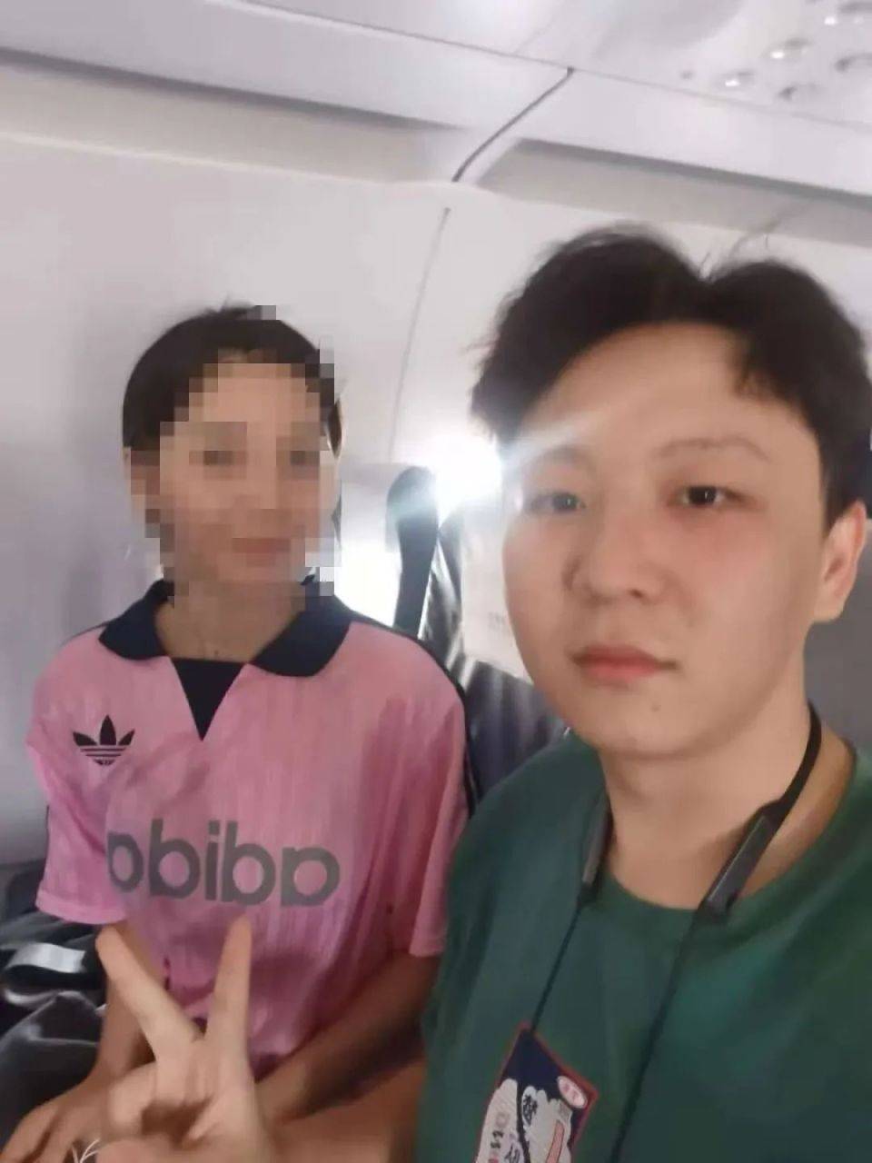 大二医学生飞机上救人被质疑“无执业资格”，当事人称已在急诊见习半年，律师解读