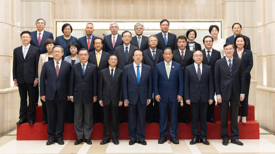 上海市政府举行参事聘任仪式，龚正为新聘、续聘参事颁发聘书