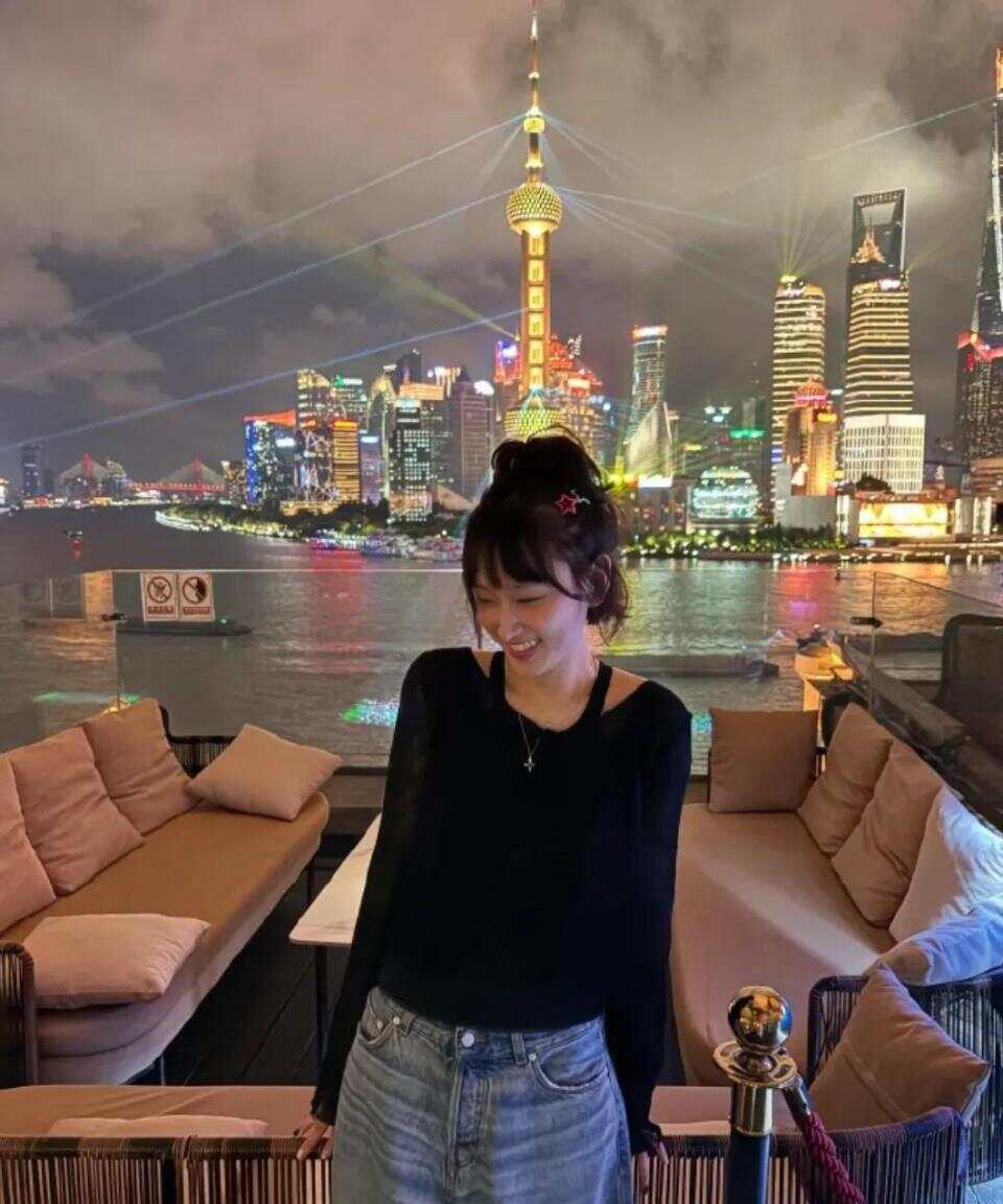 冲上热搜第一！韩国演员发上海快递员休息照引争议