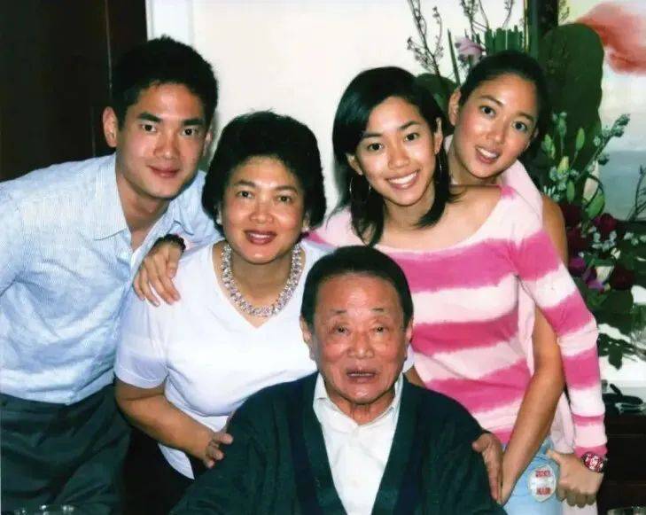 “打败”两个哥哥，48岁首富女儿上位