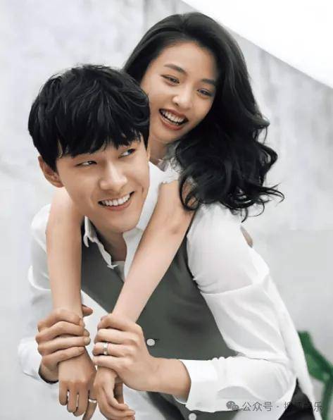 离婚三年又被拍到亲密逛超市，他俩这是纯带娃还是真复合了？