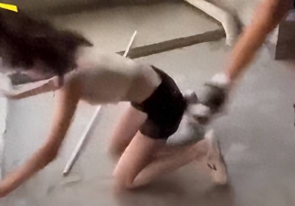 霸凌者开直播卖打人视频，未满十四岁就没事？