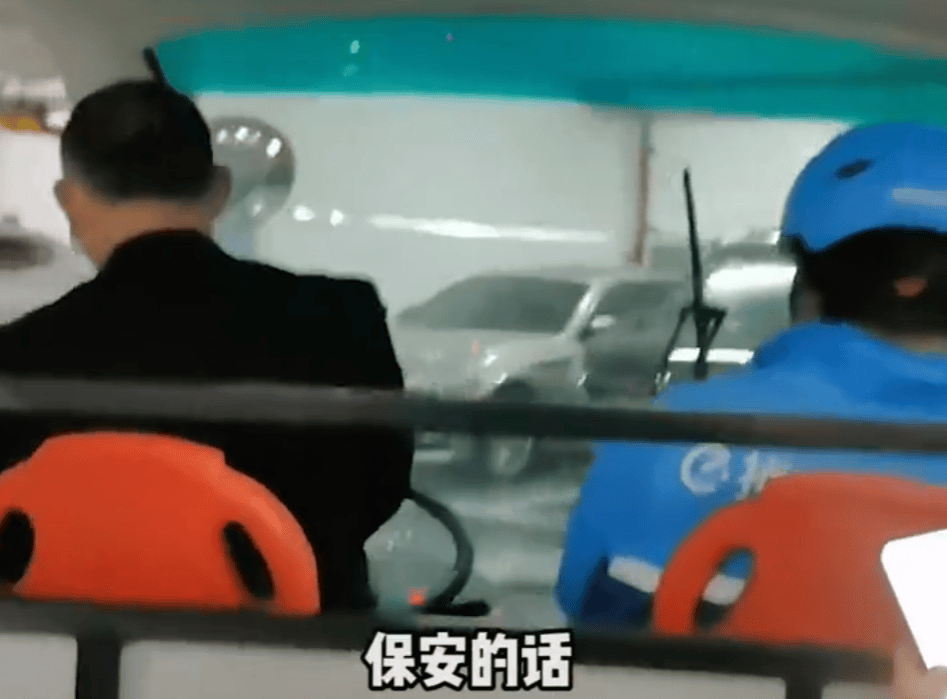 上海一小区被外卖员集体“拉黑”：进小区须乘摆渡车，送单保安全程陪同，其余骑手在车内等，致订单频繁超时；平台：已尝试与物业沟通