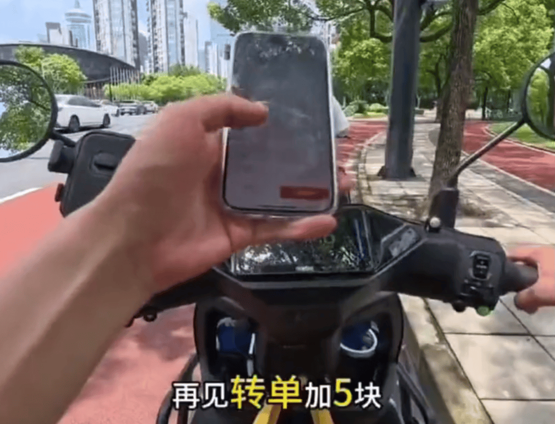 上海一小区被外卖员集体“拉黑”：进小区须乘摆渡车，送单保安全程陪同，其余骑手在车内等，致订单频繁超时；平台：已尝试与物业沟通