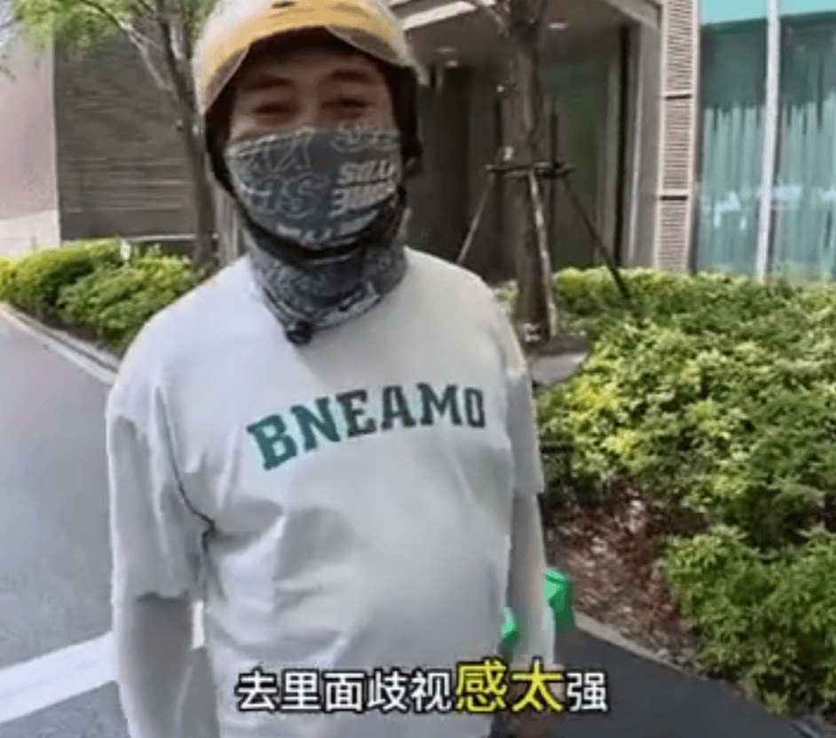 上海一小区被外卖员集体“拉黑”：进小区须乘摆渡车，送单保安全程陪同，其余骑手在车内等，致订单频繁超时；平台：已尝试与物业沟通