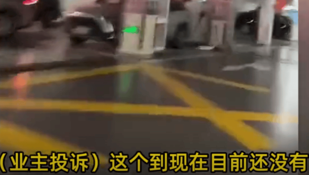 上海一小区被外卖员集体“拉黑”：进小区须乘摆渡车，送单保安全程陪同，其余骑手在车内等，致订单频繁超时；平台：已尝试与物业沟通