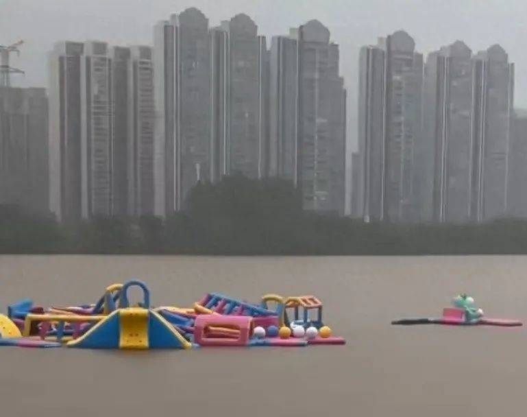 广东清远一水上娱乐中心设施被洪水冲走，刚正式运营4天，投资约3000万元