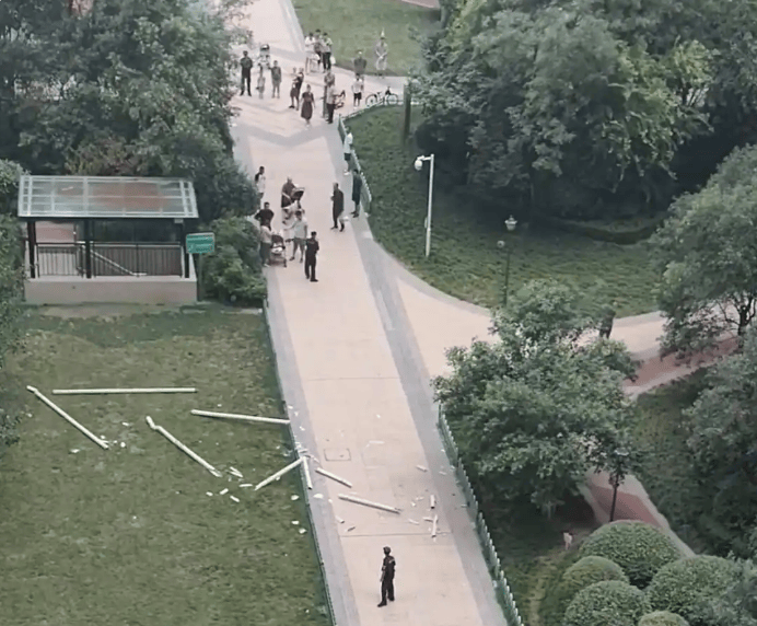 西安通报“水管高空坠落砸中婴儿车”：疑因大风吹落导致，受伤婴儿仍在救治中