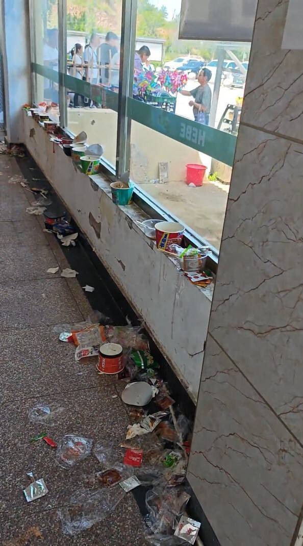 河北服务区垃圾成灾，游客被迫蹲台阶就餐？当地回应