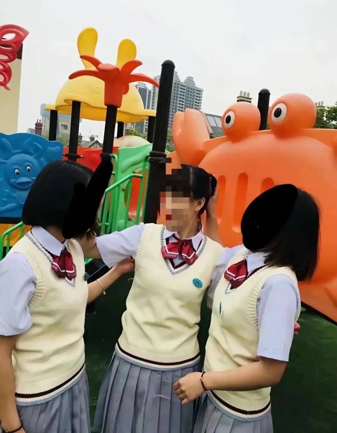 34岁女子再找男友后，被赌徒前夫当儿子面残忍杀害；死者弟弟：姐姐曾卖房替他还赌债