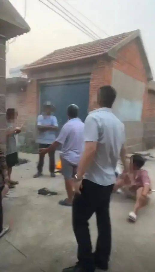 34岁女子再找男友后，被赌徒前夫当儿子面残忍杀害；死者弟弟：姐姐曾卖房替他还赌债