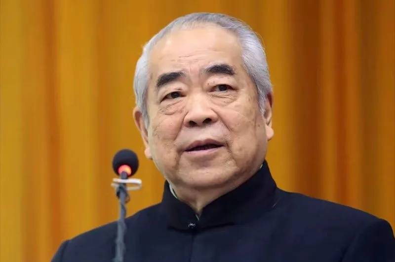 范曾继子发布父亲看展照片，疑回应失联风波，业内称“范曾失联”是家里两拨人内斗