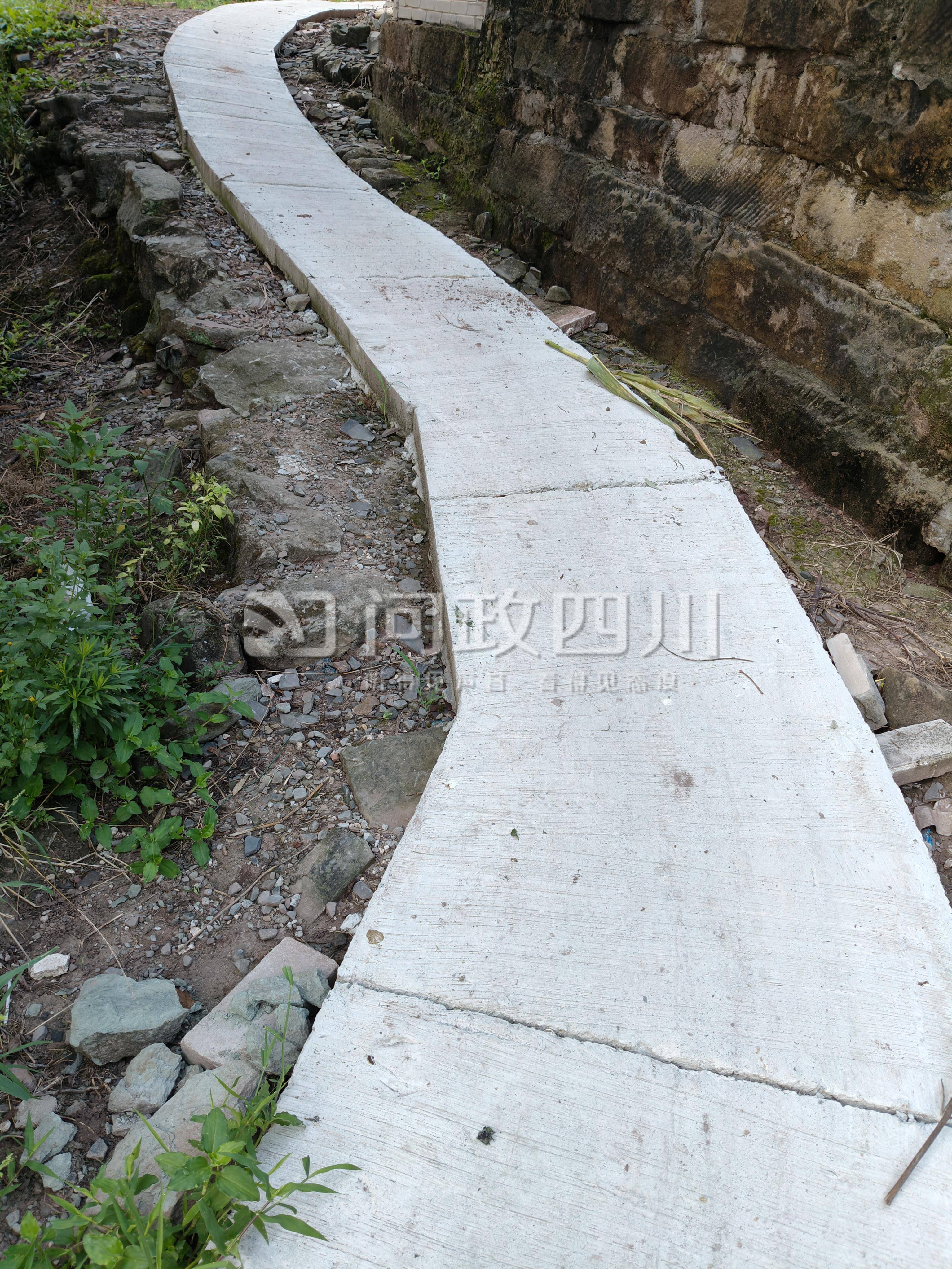 四川内江一村1.5米宽土路只硬化了0.8米？镇政府：原土路非全部都宽1.5米