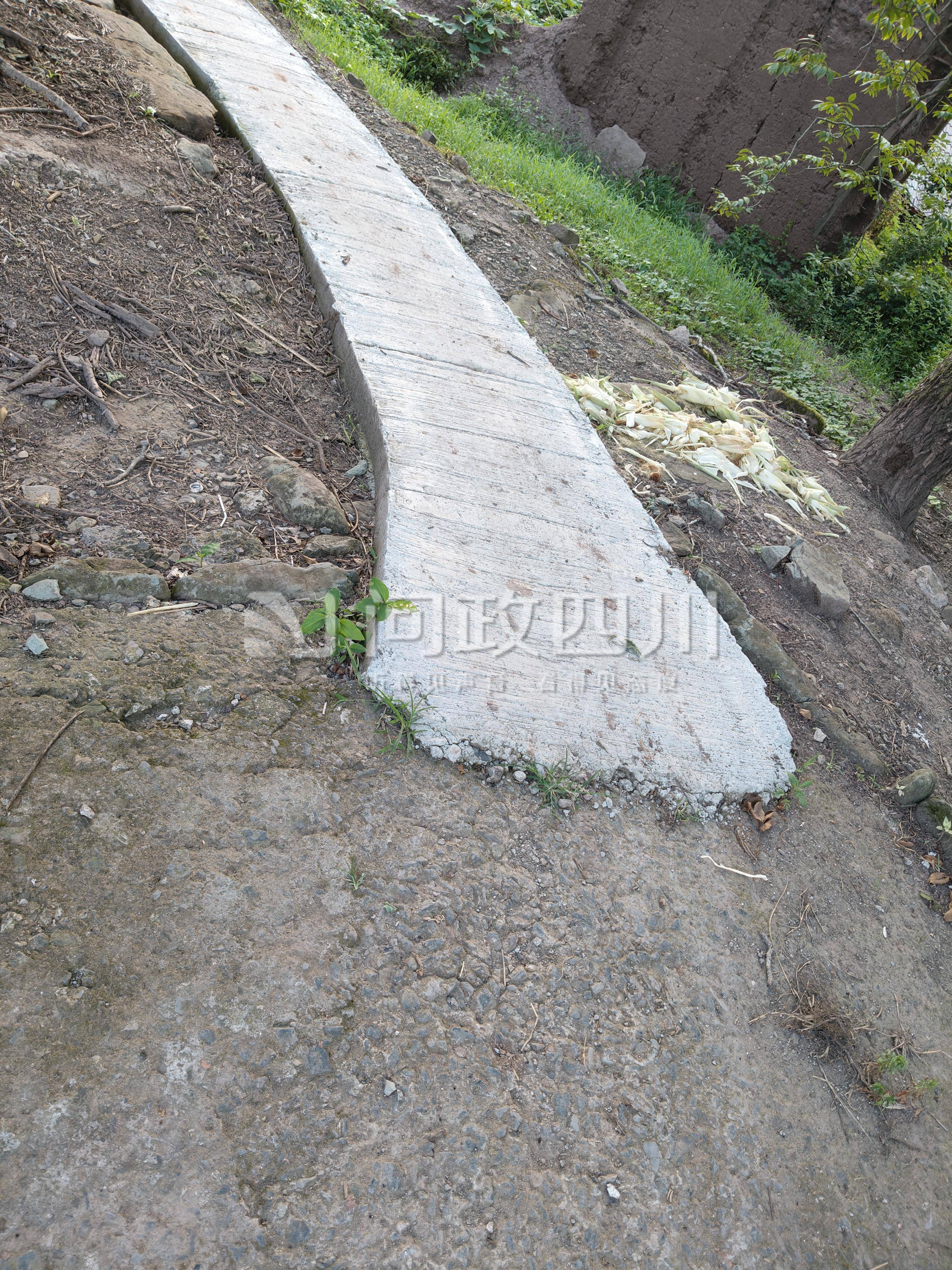 四川内江一村1.5米宽土路只硬化了0.8米？镇政府：原土路非全部都宽1.5米