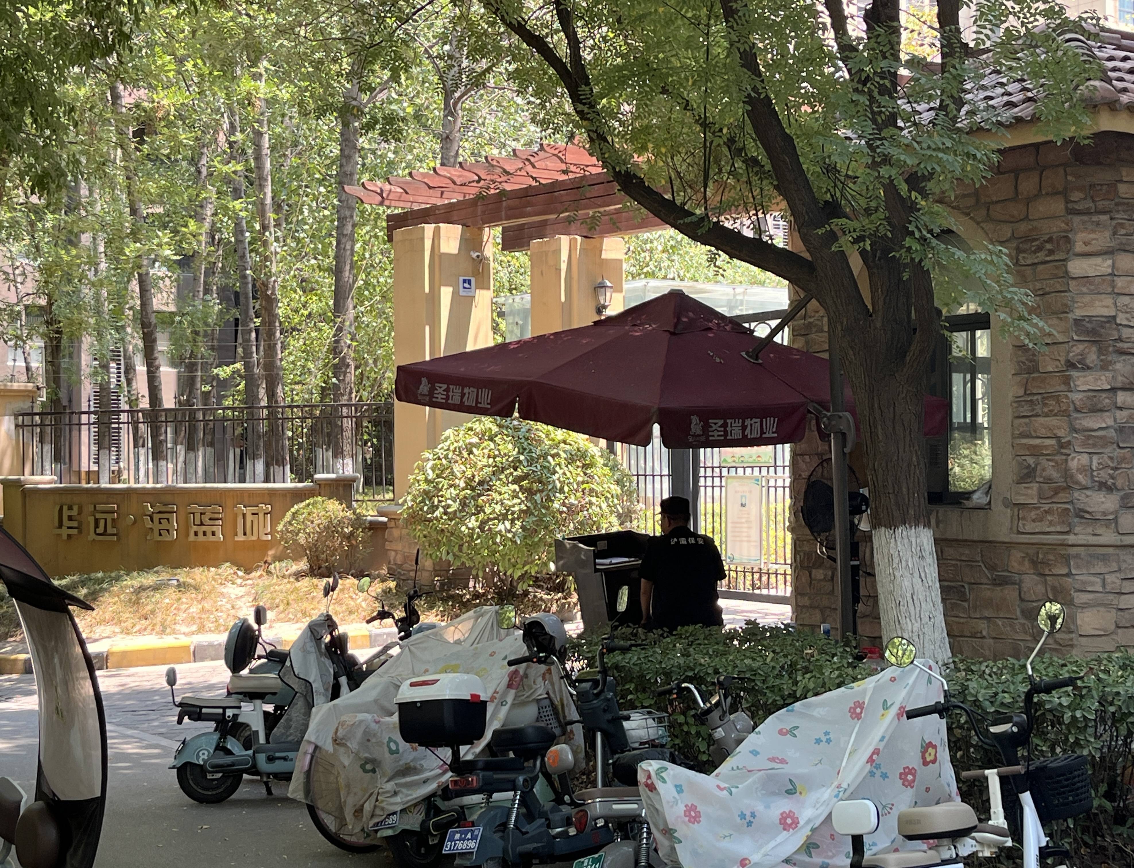 保安猝死岗亭后 同事和业主称环境改善