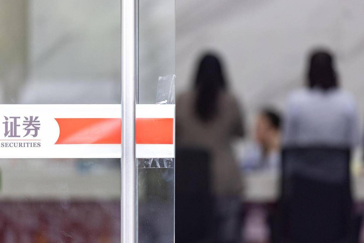 沪指创10年新高：200万新股民跑步入市，连亏15年的老股民还亏47万，居民存款正在“搬家”入市