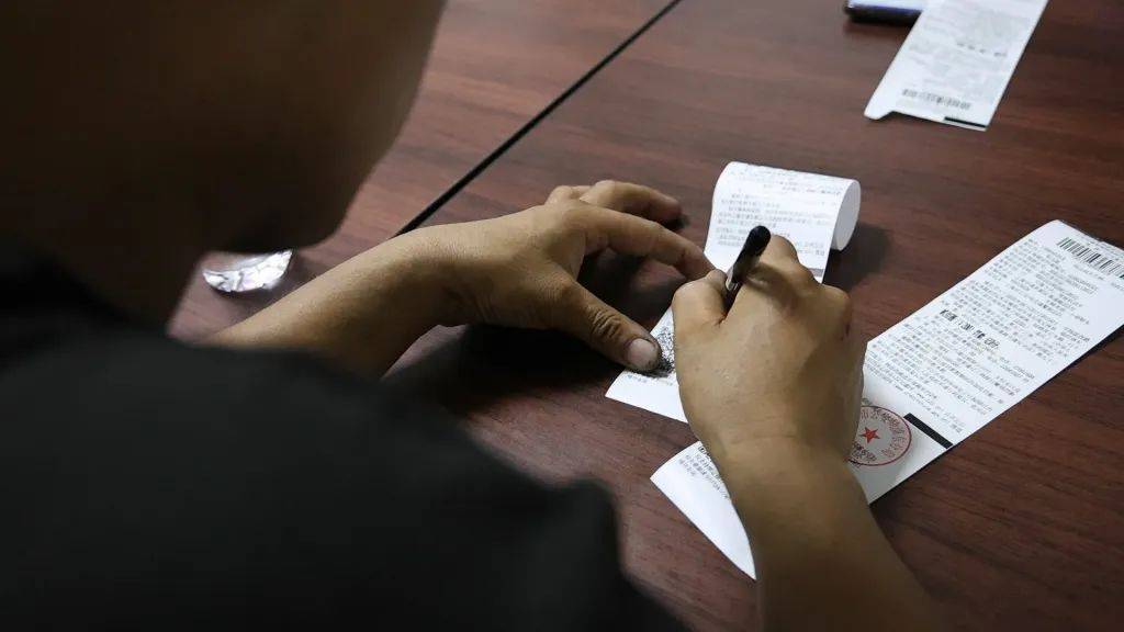 上海警方：王某（男，40岁）、邹某某（男，43岁）被处罚！事发闹市区，这一幕太离谱…