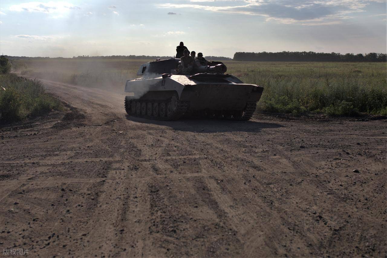 空袭再现！乌军156旅营区30次剧烈爆炸，无人机与导弹齐飞，1个旅被一举重创！