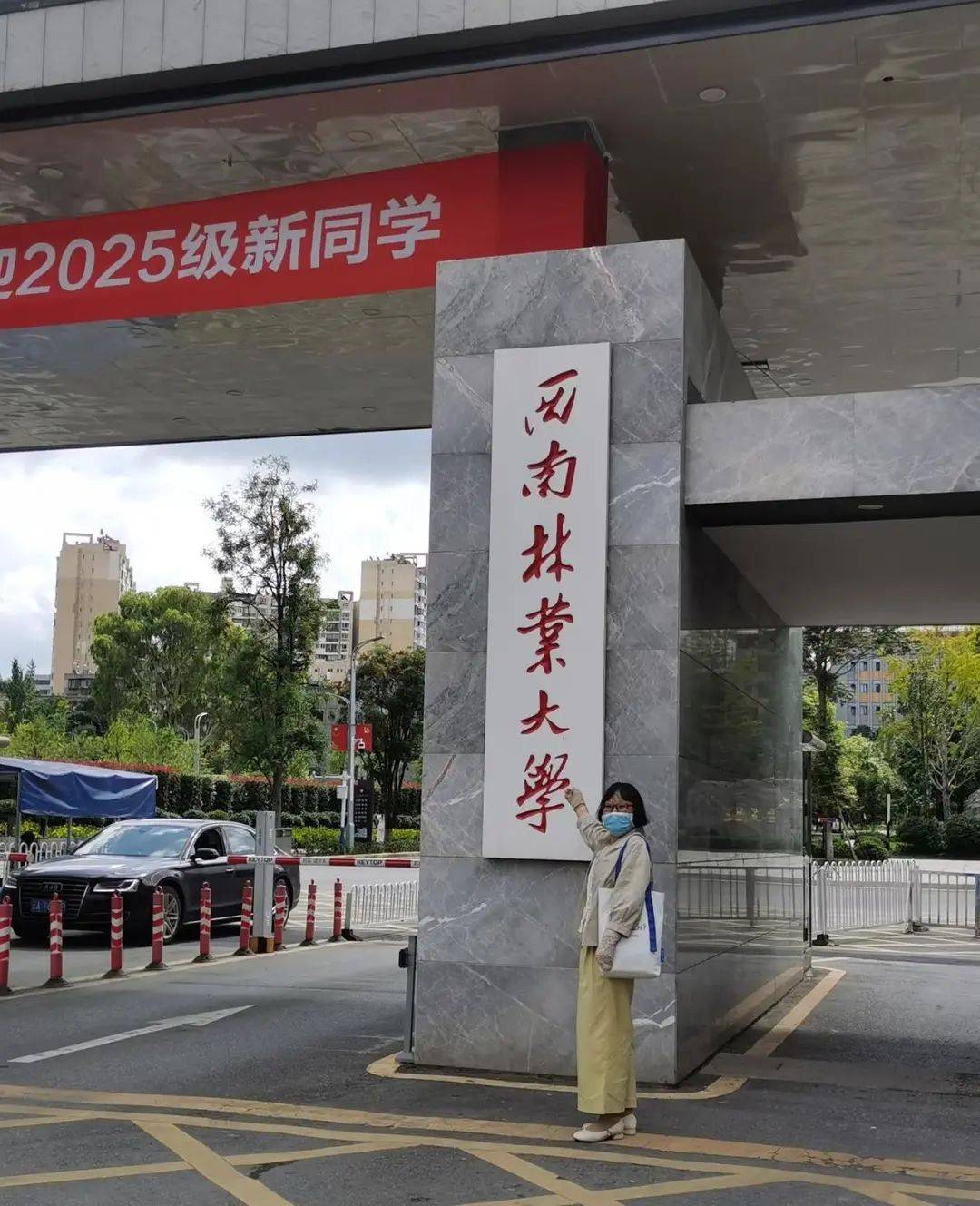 50岁阿姨烧伤致残后考取法学硕士：“拿儿子的书自学，靠学习走出创伤”