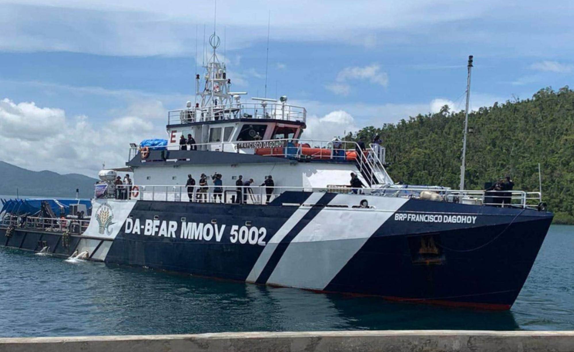 半月礁周边局势紧张，中菲船只激烈对峙！菲方多艘舰艇逼近仁爱礁，中方全力出动严阵以待