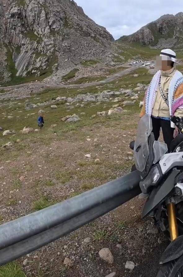 大妈私坐价值20万摩托拍照却将车弄翻，赔1000元后拉黑车主，4S店：修好约需2万元